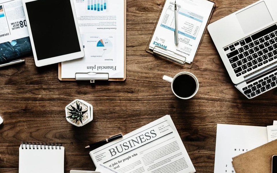 Documentos financeiros e calculadora para servicos fiscais