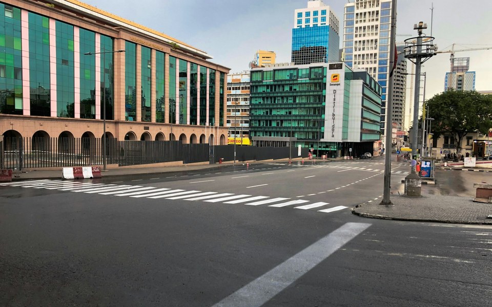Rua urbana de Luanda para transito e mobilidade