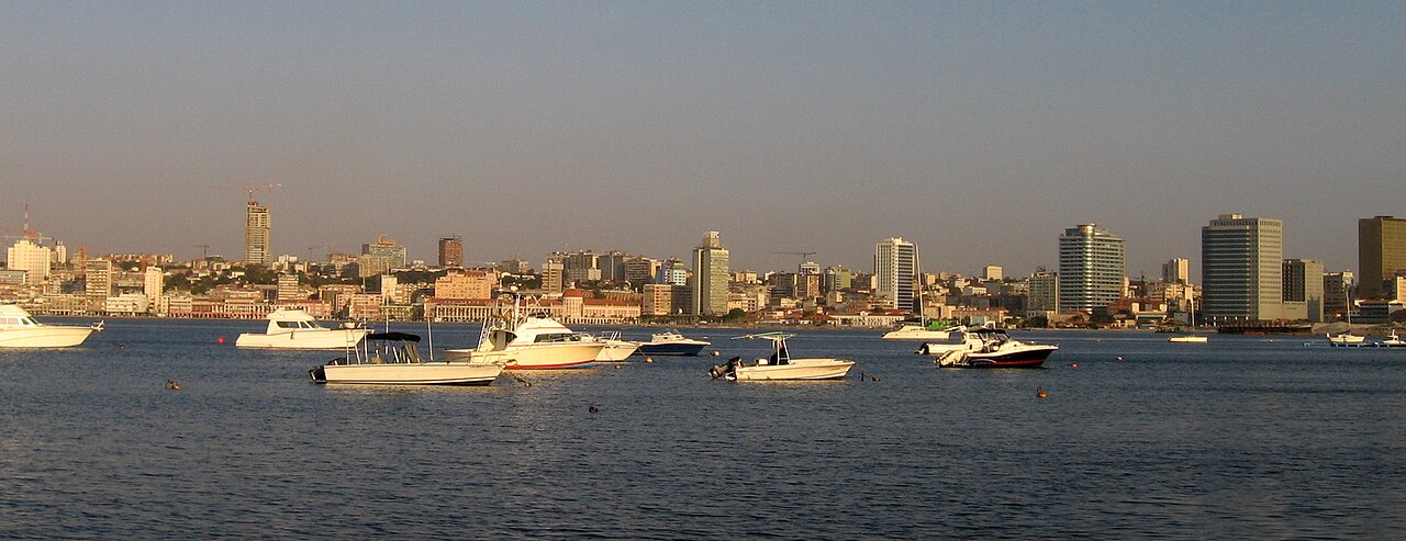 Barcos na baía de Luanda