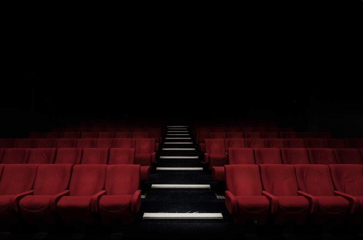 Sala vazia para sessão de cinema ou conferência