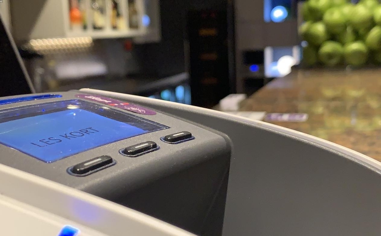 Terminal de pagamentos digitais e operações bancárias